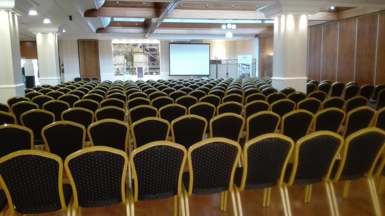 Fc Infantas De Leon Hotel Bagian luar foto