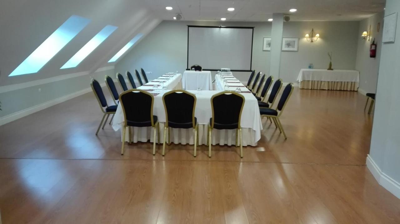 Fc Infantas De Leon Hotel Bagian luar foto