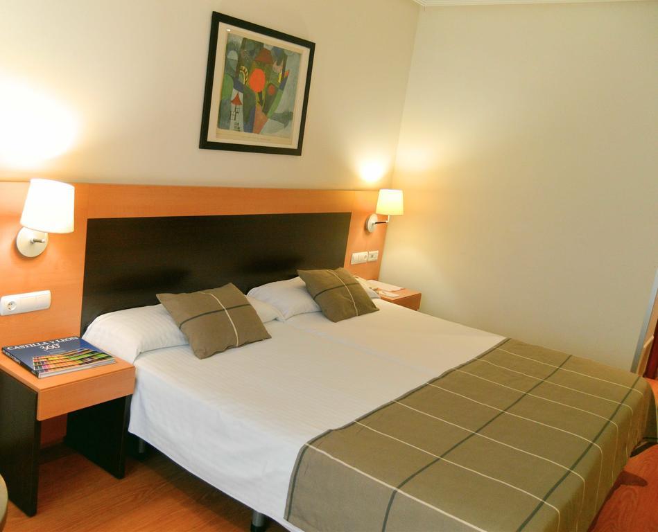 Fc Infantas De Leon Hotel Bagian luar foto